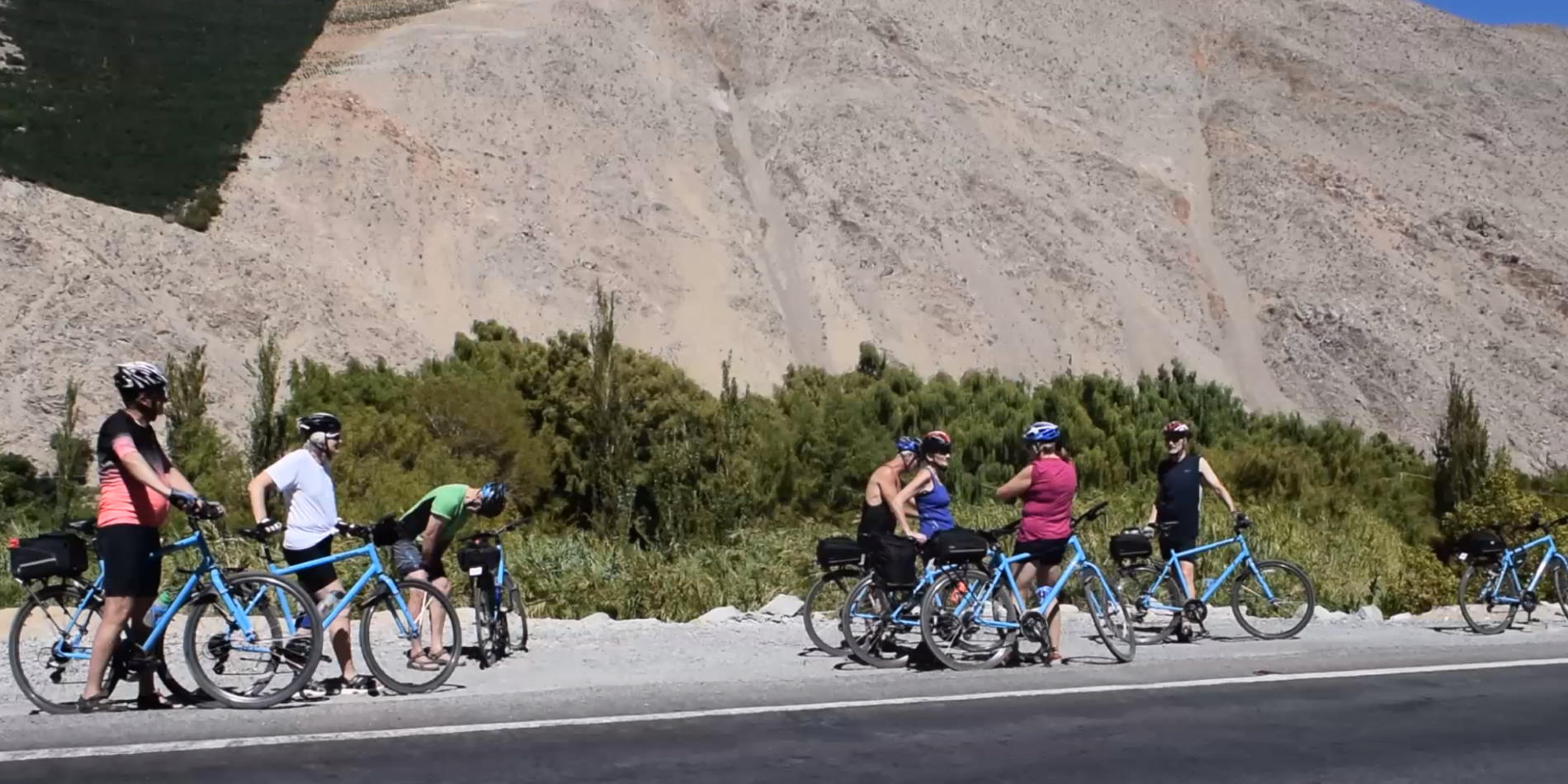 Viajeros con sus bicicletas junto a las montañas del Valle del Elqui
