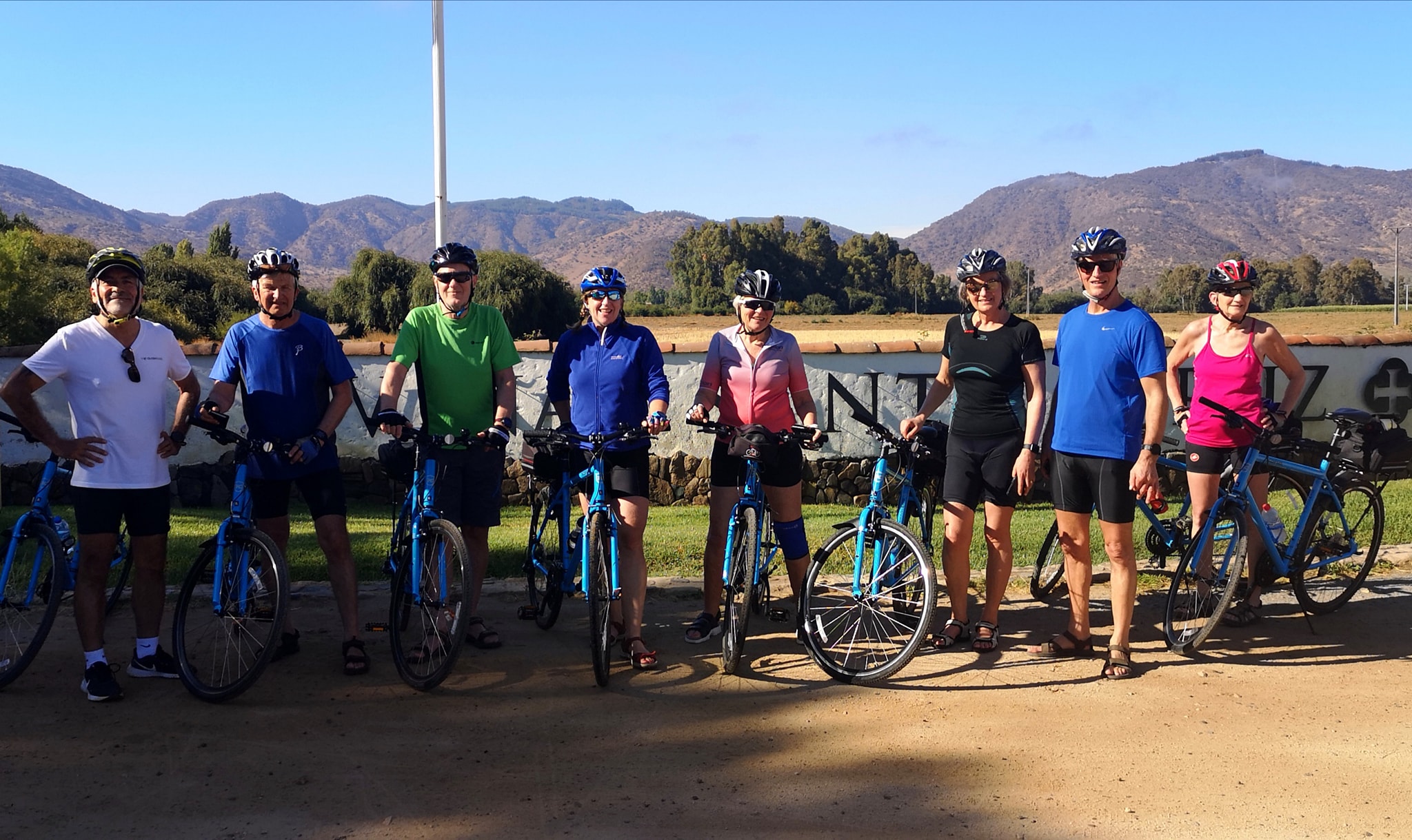 Grupo de viajeros y guía en el Valle del Elqui