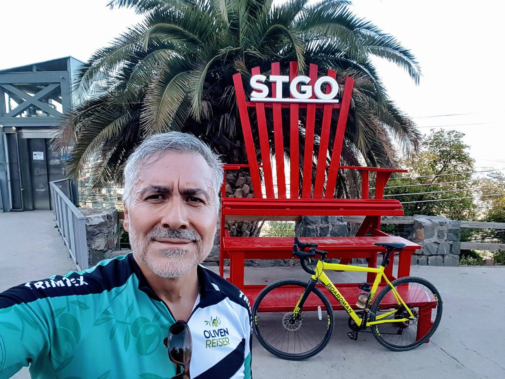 Héctor Pizarro con su bicicleta en Santiago