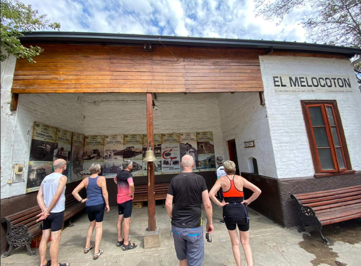 Viajeros visitando la antigua estación El Melocotón