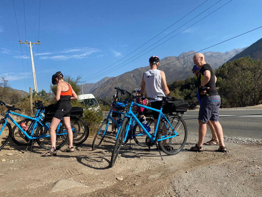 Una pausa con las bicicletas durante el recorrido por Pirque